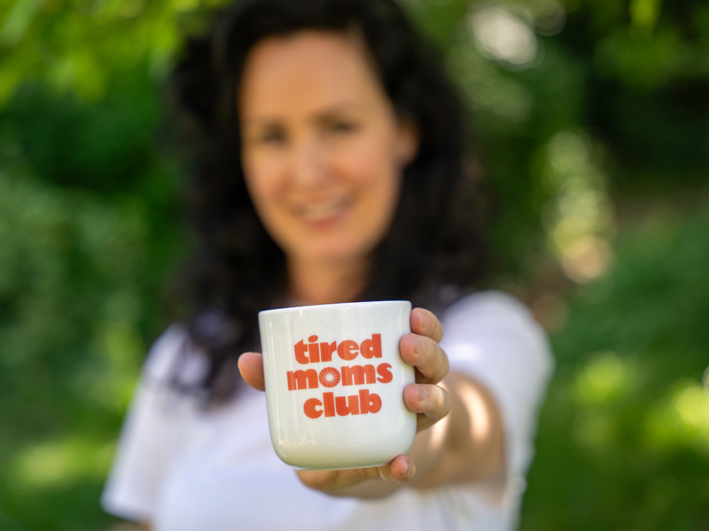 Porzellan Tasse von Tired Moms Club für Mama Geschenk zur Geburt