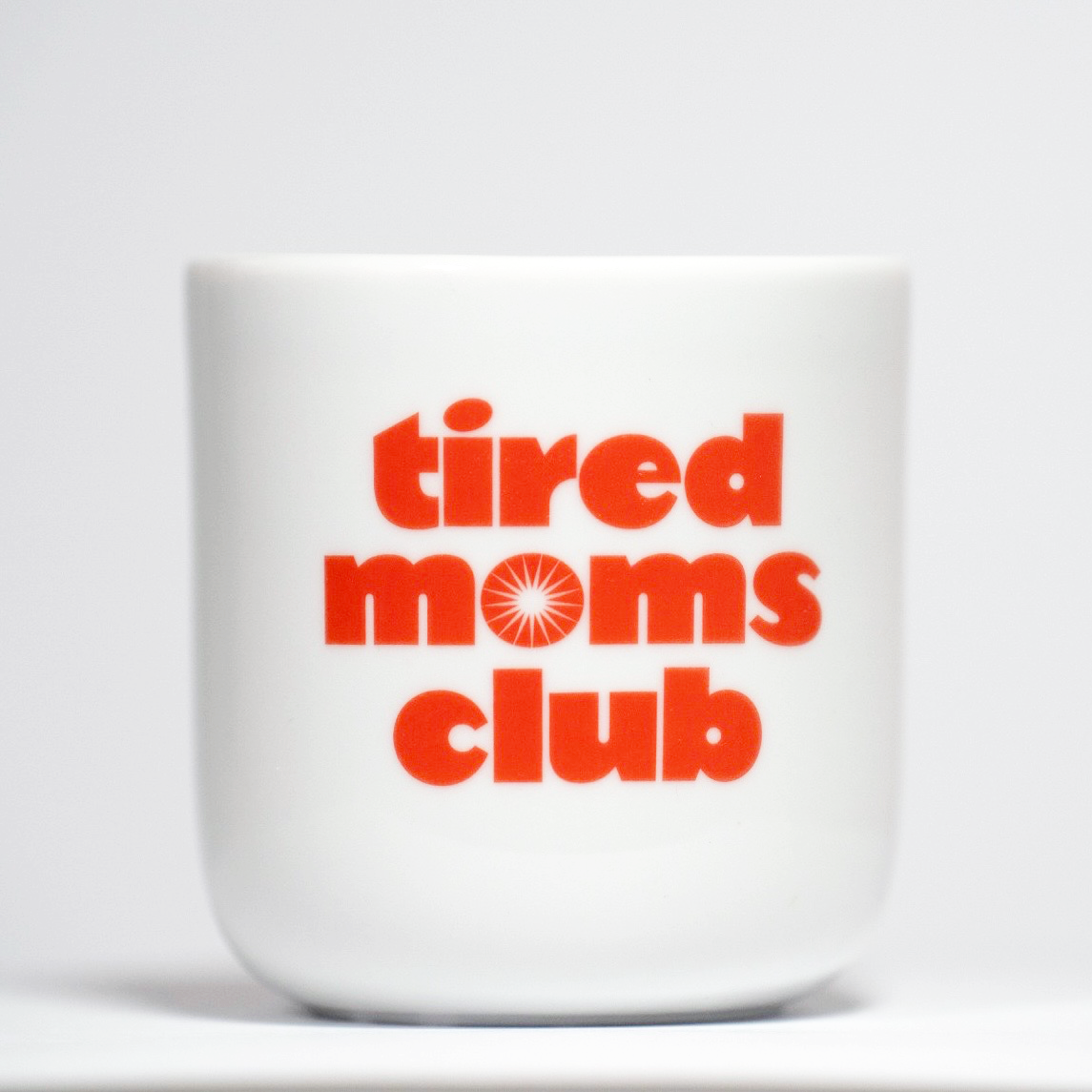 Porzellan Tasse von Tired Moms Club für Mama Geschenk zur Geburt