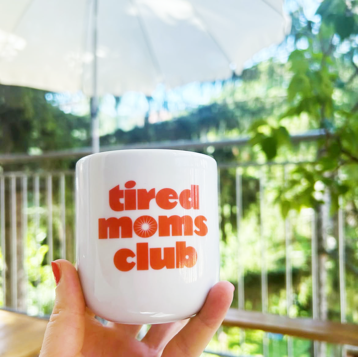 Porzellan Tasse von Tired Moms Club für Mama Geschenk zur Geburt